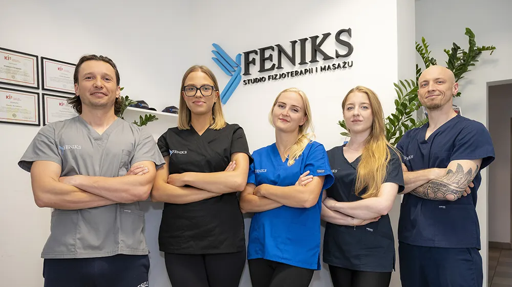 Zespół specjalistów z Feniks – Studio Fizjoterapii i Masażu w Radomiu, pozujących na tle logo kliniki